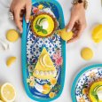 GUZZINI - VASSOIO RETTANGOLARE PICCOLO "FLOWER&LEMON" - 39,5 × 16,5 × 2,5 cm. GUZZINI - VASSOIO RETTANGOLARE PICCOLO "FLOWER&LEMON" - 39,5 × 16,5 × 2,5 cm.